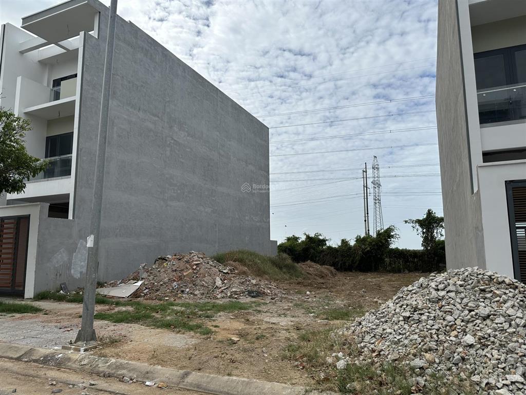 Bán gấp lô đất 141m2 bà rịa city gate, ngay trung tâm bà rịa giá 2.150 tỷ.  phạm yến 0775 707 ***