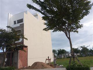 Lô góc hai mặt tiền đường ,sổ hồng riêng ,ngay sát quốc lộ 50,giá chỉ 1 ty950/124m. 0919 777 ***