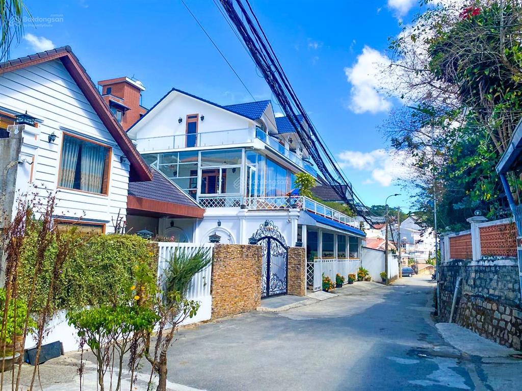 Villa sân vườn rẻ ở trung tâm đà lạt, dt 200m2 (12,5x16) sân đậu ô tô, 1 lầu, view đẹp, 8.5 tỷ