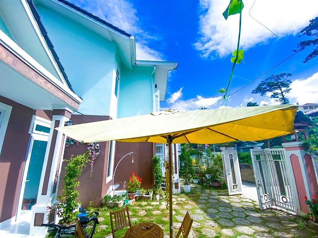 Villa sân vườn rẻ ở trung tâm đà lạt, dt 200m2 (12,5x16) sân đậu ô tô, 1 lầu, view đẹp, 8.5 tỷ
