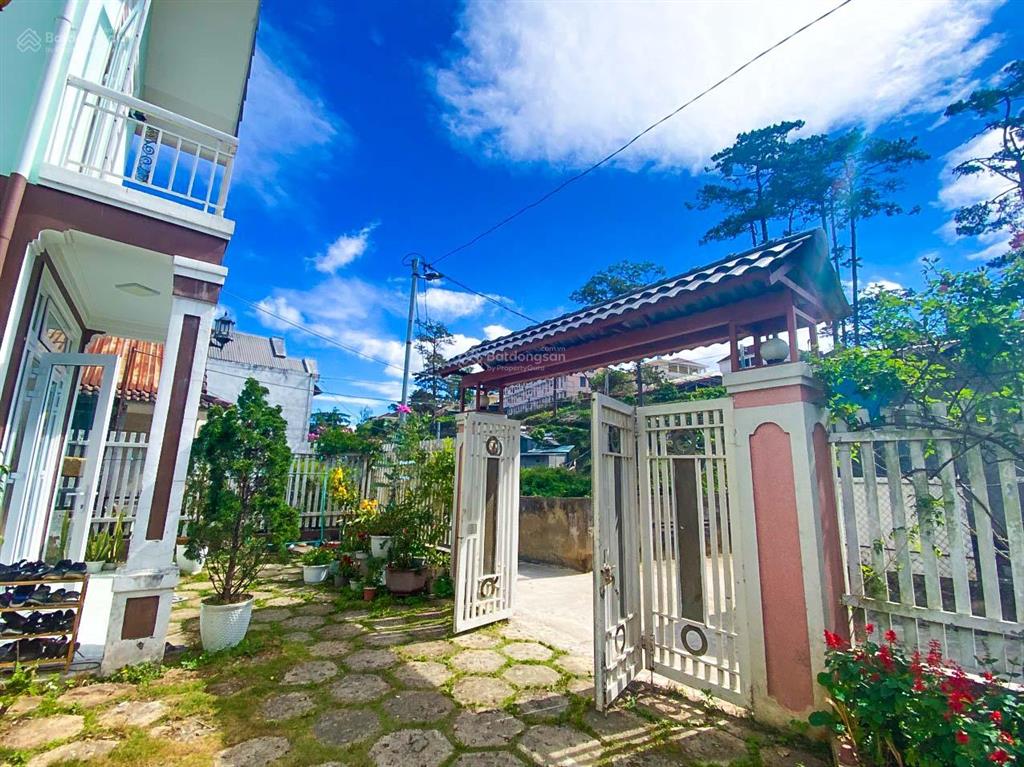 Villa sân vườn rẻ ở trung tâm đà lạt, dt 200m2 (12,5x16) sân đậu ô tô, 1 lầu, view đẹp, 8.5 tỷ
