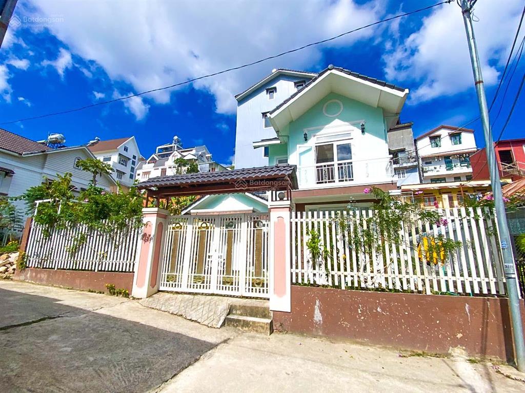 Villa sân vườn rẻ ở trung tâm đà lạt, dt 200m2 (12,5x16) sân đậu ô tô, 1 lầu, view đẹp, 8.5 tỷ