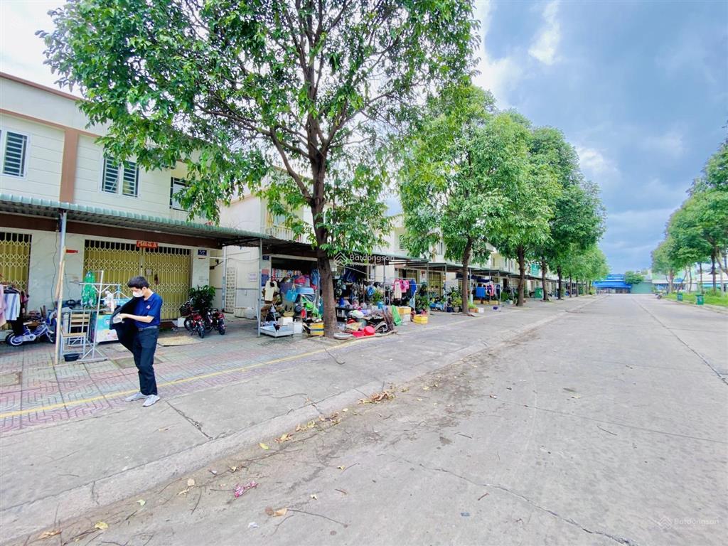 Bán nhà 1 trệt, 1 lầu vỉa hè đậu 2 ô tô  trong khu công nghiệp  đang cho thuê 6tr  giá 1,9 tỷ