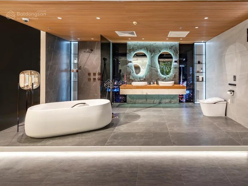 Cho thuê nhà mặt tiền ngang 10m nam kỳ khởi nghĩa q.3  1 trệt 2 lầu 1 tum có thể cải tạo 7 tầng