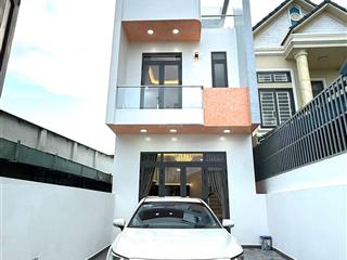 Nhà mới 2 lầu phú mỹ tp thủ dầu một bình dương. sân xe hơi ngang 5m