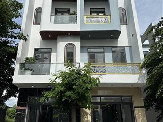 Nhà phố 2 lầu có phòng ngủ dưới sân xe hơi gần ngã tư bình chuẩn