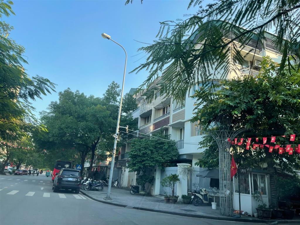 Gia đình cần bán lô góc 139.3m2 kđt an hưng, bán giá rẻ để chuyển đổi, sổ đỏ. 0914 102 ***