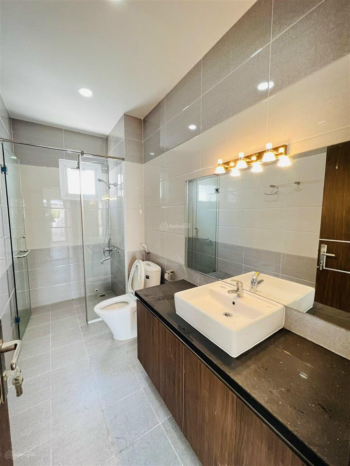 Cần cho thuê nhà biệt thự lucasta villa full nội thất giá 35tr/tháng nhà mới new có gara ôtô riêng