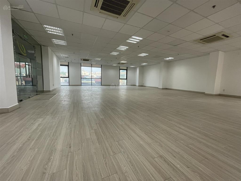 Cho thuê văn phòng đường 3 thang 2, quận 10. dt 150m2 k cột giá chỉ 31tr/ tháng siêu hot trong