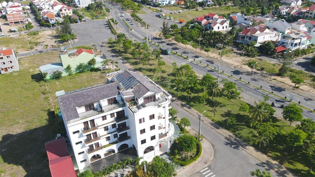 Sang lại khách sạn 4 sao 39 phòng vip trung tâm hội an, dt 1650m2, có hầm xe, cách biển 200m