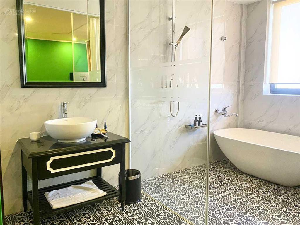 Sang lại khách sạn 4 sao 39 phòng vip trung tâm hội an, dt 1650m2, có hầm xe, cách biển 200m