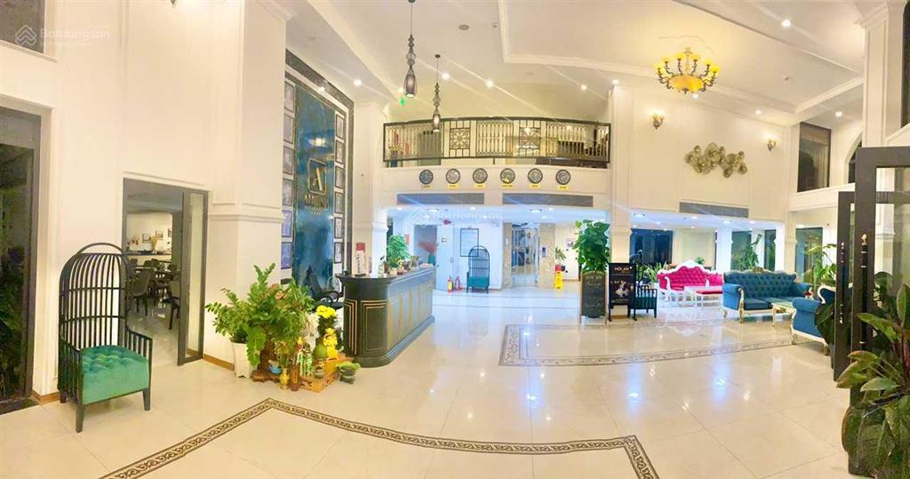 Sang lại khách sạn 4 sao 39 phòng vip trung tâm hội an, dt 1650m2, có hầm xe, cách biển 200m