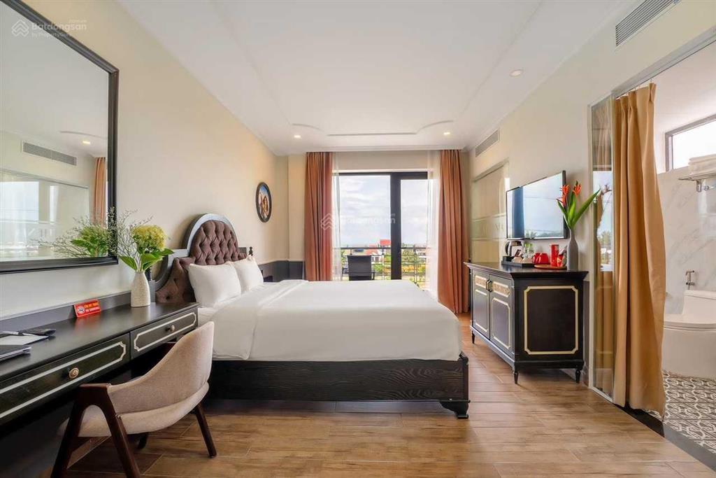 Sang lại khách sạn 4 sao 39 phòng vip trung tâm hội an, dt 1650m2, có hầm xe, cách biển 200m