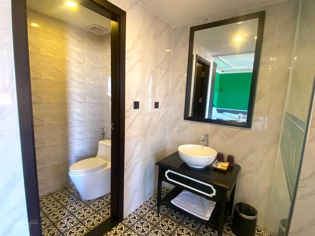 Sang lại khách sạn 4 sao 39 phòng vip trung tâm hội an, dt 1650m2, có hầm xe, cách biển 200m