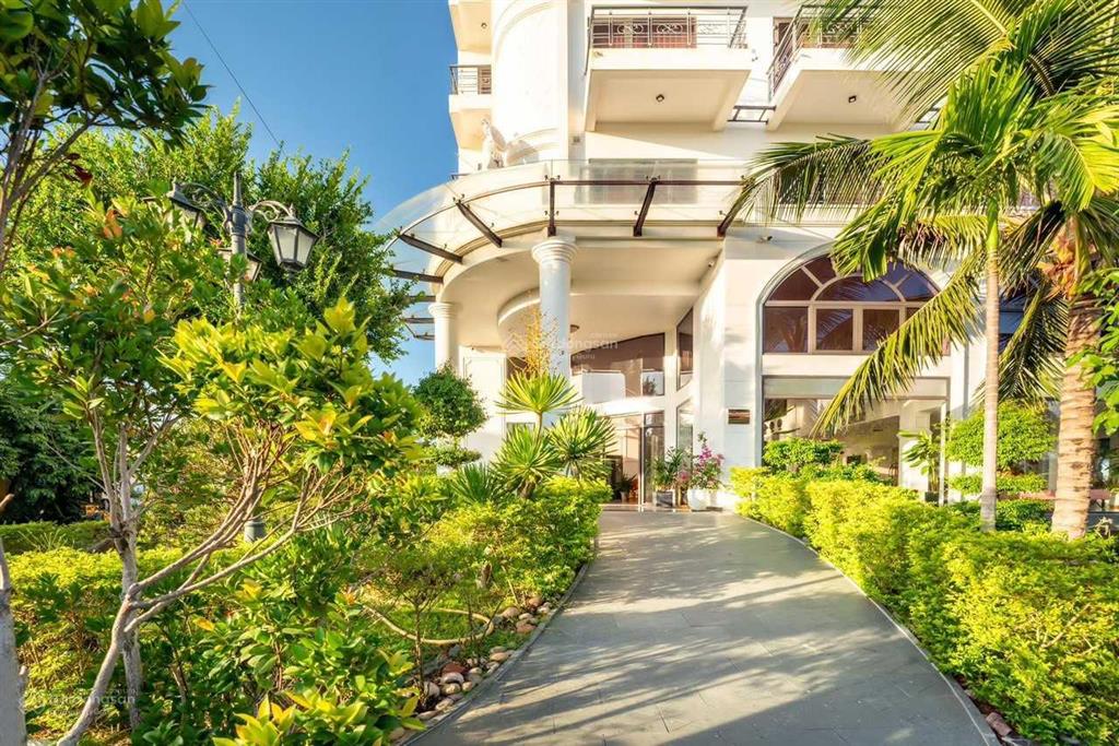 Sang lại khách sạn 4 sao 39 phòng vip trung tâm hội an, dt 1650m2, có hầm xe, cách biển 200m