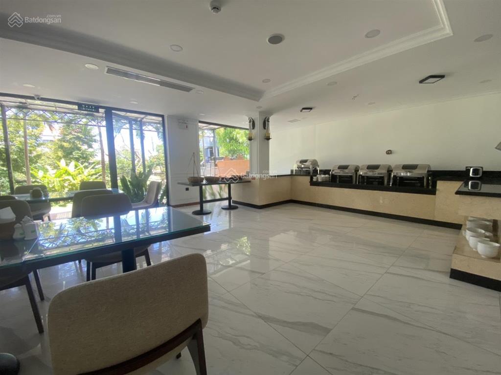 Sang lại khách sạn 4 sao 39 phòng vip trung tâm hội an, dt 1650m2, có hầm xe, cách biển 200m