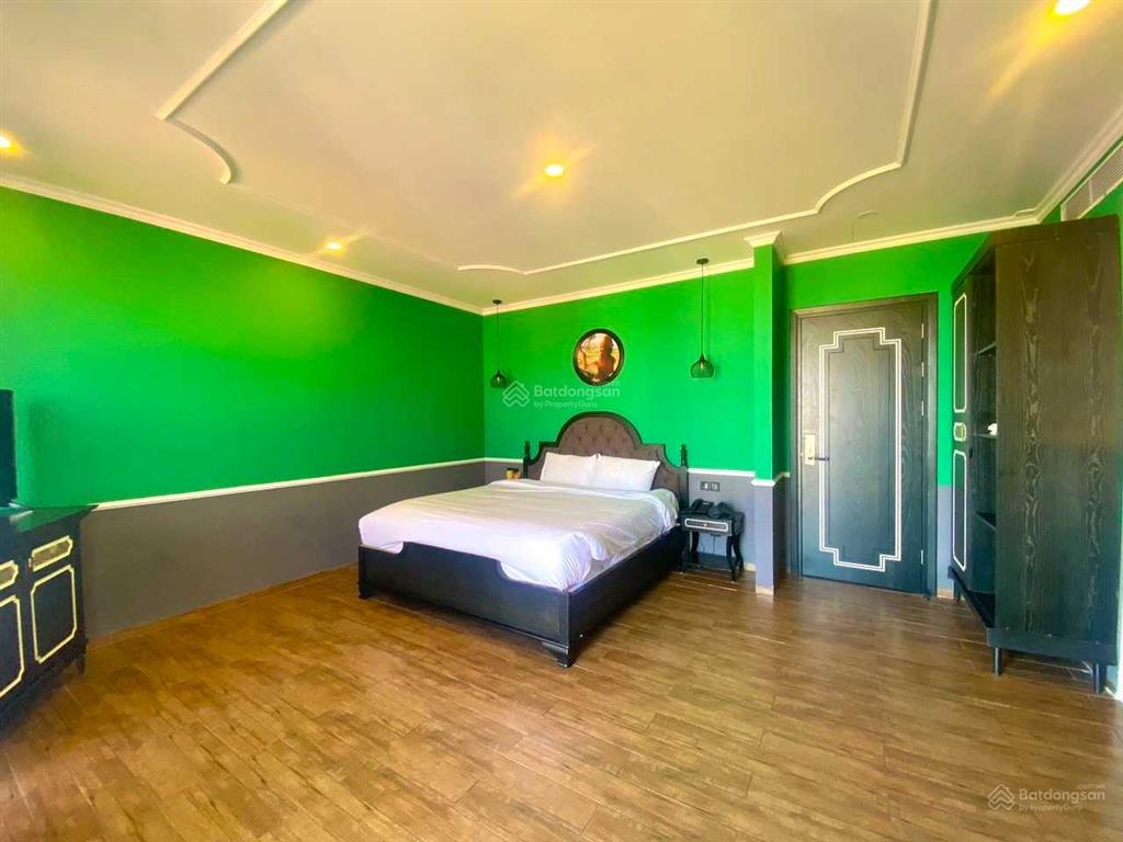 Sang lại khách sạn 4 sao 39 phòng vip trung tâm hội an, dt 1650m2, có hầm xe, cách biển 200m