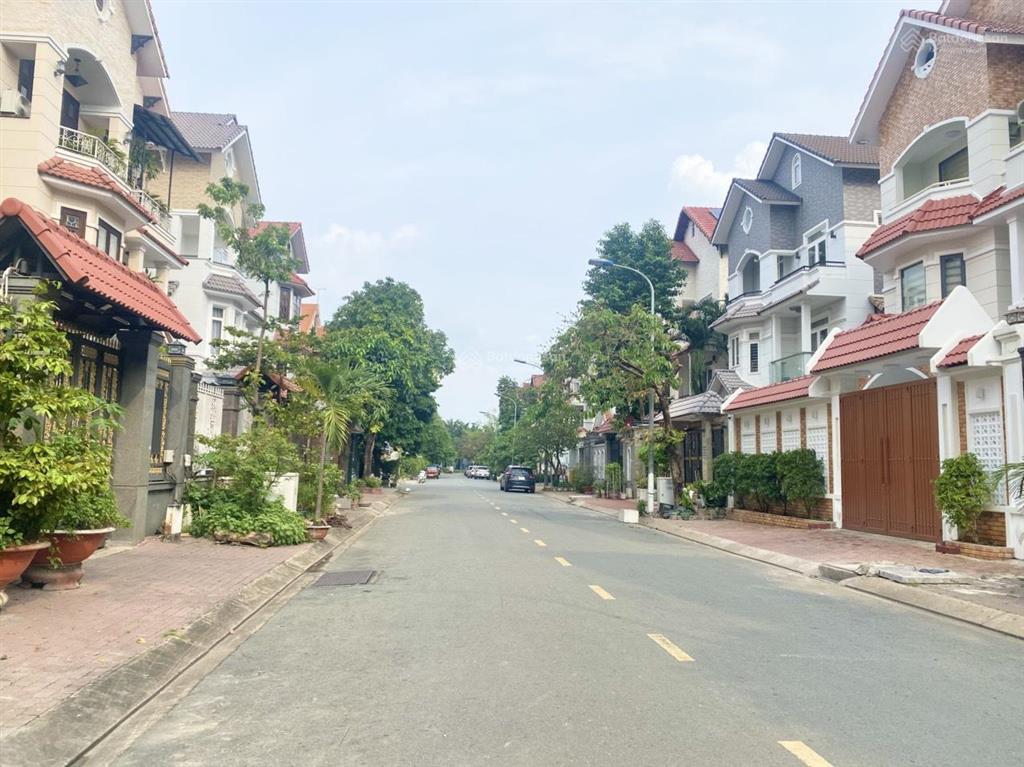 Cho thuê nhà 12x20 xây 3 tầng , có sẵn 6 phòng ngủ , dọn vào ở ngay .