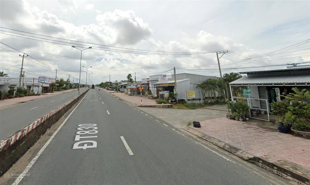 Đất 8.200m2 + nhà xưởng 4.200m2, mặt tiền dt830 gần ngã tư ql50. đang có sẵn hđ thuê .