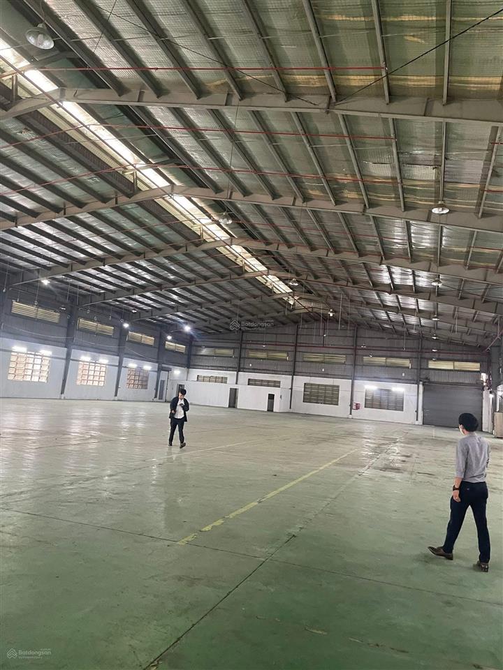 Cho thuê khuôn viên 8000m2 xưởng 4500m2, giá 260tr long an