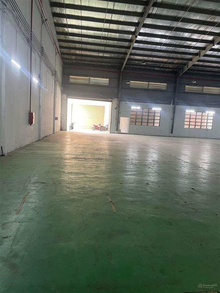 Cho thuê khuôn viên 8000m2 xưởng 4500m2, giá 260tr long an