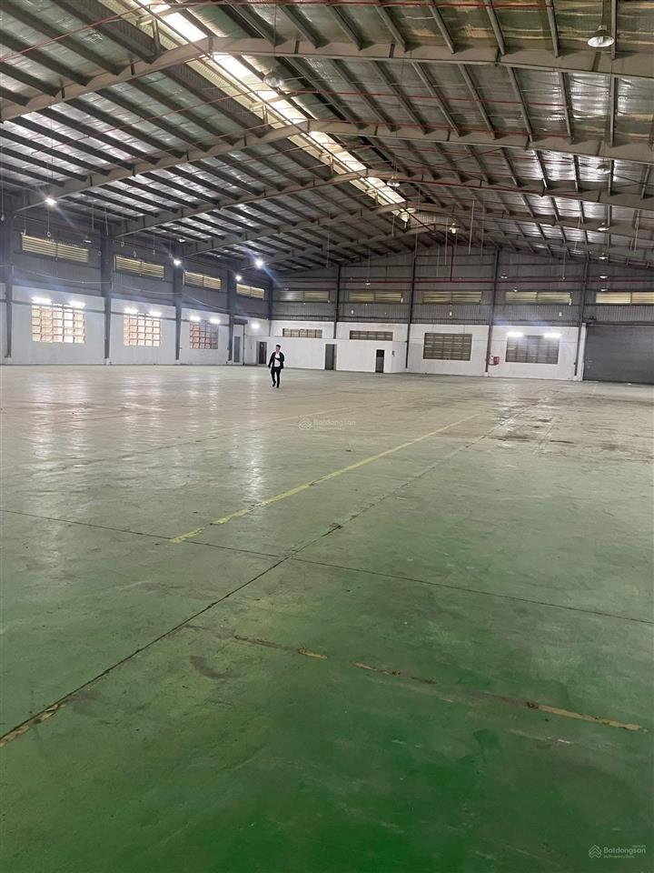 Cho thuê khuôn viên 8000m2 xưởng 4500m2, giá 260tr long an