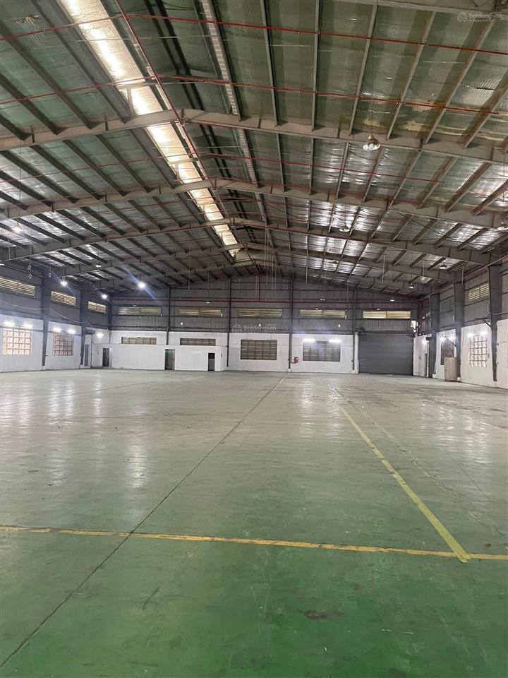 Cho thuê khuôn viên 8000m2 xưởng 4500m2, giá 260tr long an