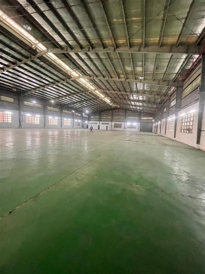 Cho thuê khuôn viên 8000m2 xưởng 4500m2, giá 260tr long an