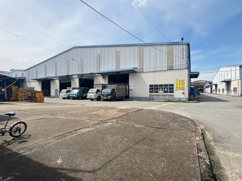 Cho thuê khuôn viên 8000m2 xưởng 4500m2, giá 260tr long an
