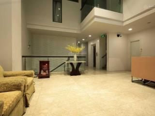 Tòa nhà căn hộ dịch vụ khu quốc hương thảo điền  10x25.7 = 257m2, hầm 6 tầng  0908 947 ***