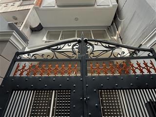 Gần mặt tiền huỳnh văn bánh, phú nhuận  3 tầng đúc cứng ngắc  tiện decor theo ý thích