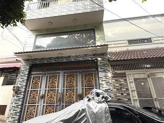 Xe hơi ngủ trong nhà  ngang 5m  cách 30m ra mặt tiền phạm văn đồng  gần sân bay