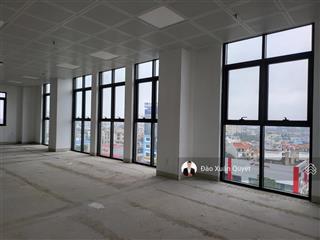 Cho thuê văn phòng 50m2  80m2  160m2  270m2  bãi đỗ xe ô tô cực rộng  lê hồng phong