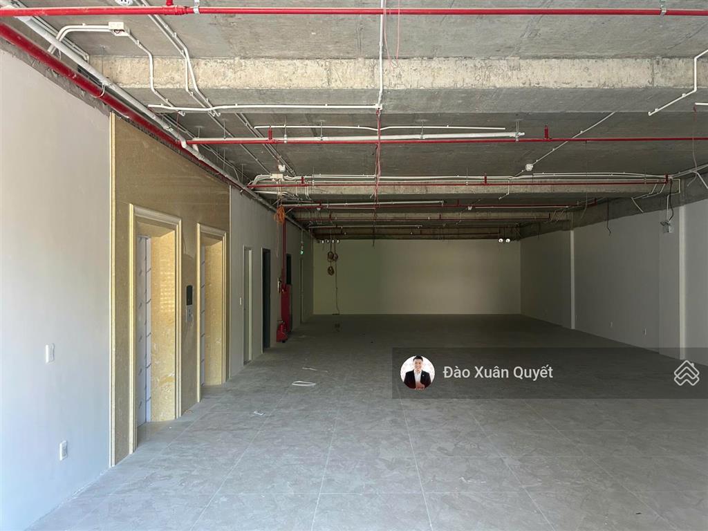 Văn phòng nguyên sàn tòa nhà  200m2  ngay trung tâm tp  giá 200k/m2