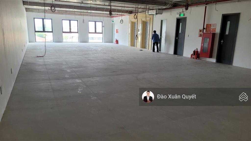 Văn phòng nguyên sàn tòa nhà  200m2  ngay trung tâm tp  giá 200k/m2