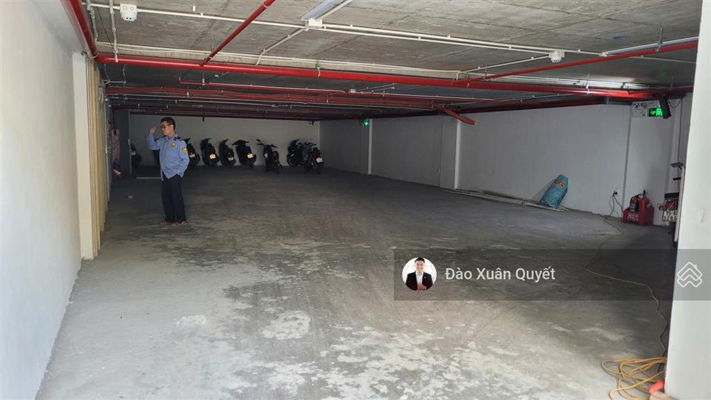 Văn phòng nguyên sàn tòa nhà  200m2  ngay trung tâm tp  giá 200k/m2