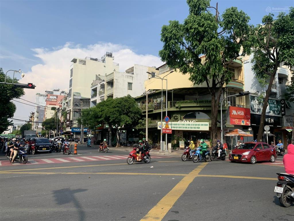 Cho thuê mặt bằng góc 2 mt cô bắc với đề thám, quận 1, dt 10x20m, 1 trệt 2 lầu st, dtsd 600m2