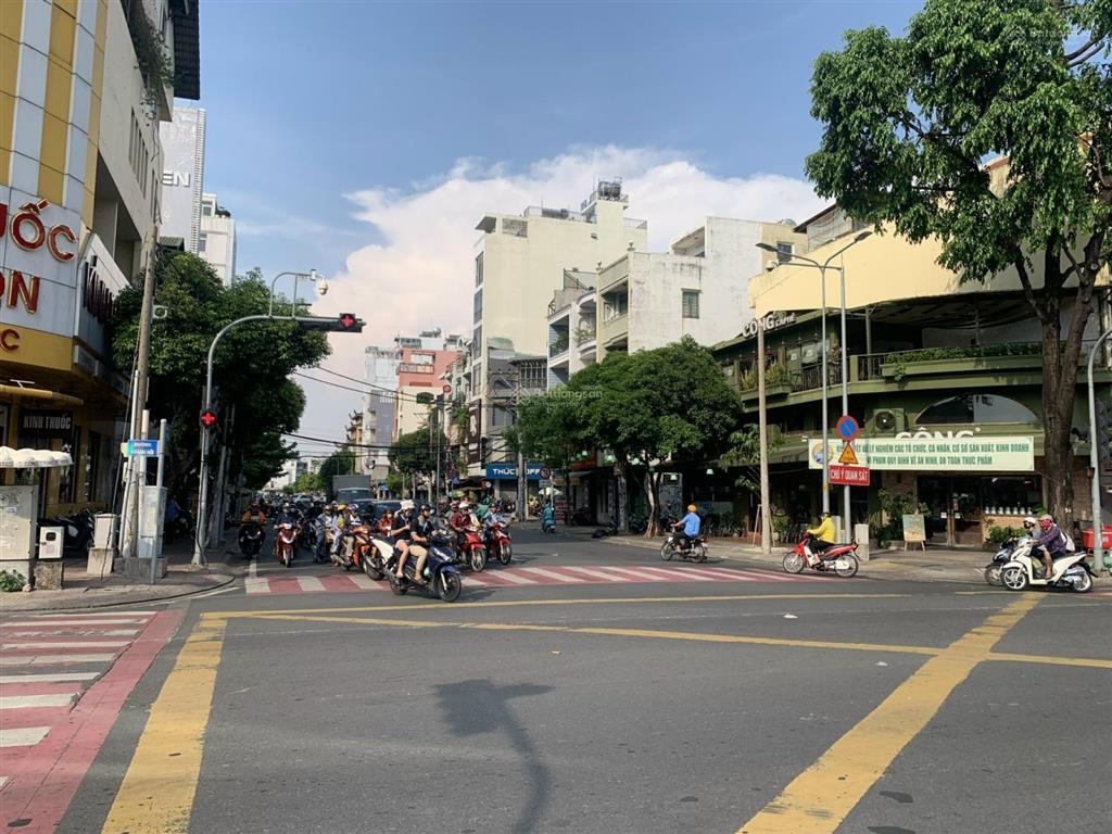 Cho thuê mặt bằng góc 2 mt cô bắc với đề thám, quận 1, dt 10x20m, 1 trệt 2 lầu st, dtsd 600m2