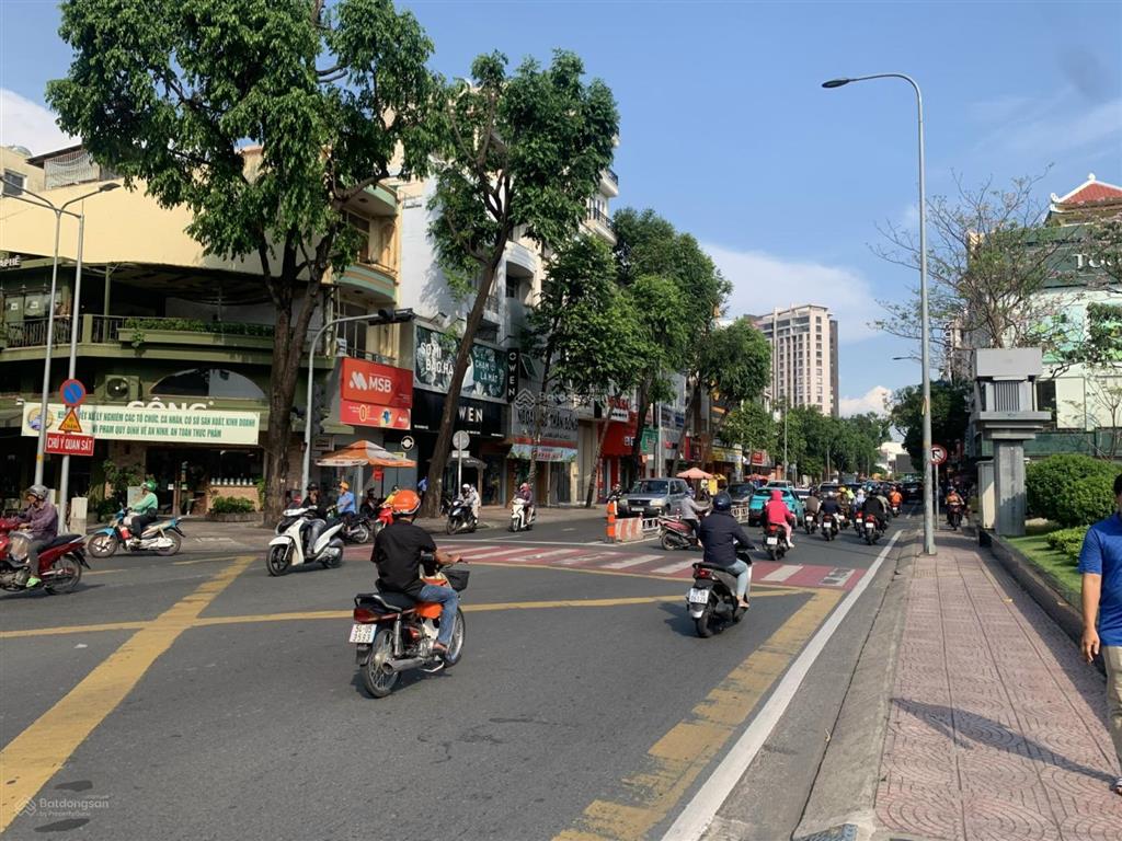 Cho thuê mặt bằng góc 2 mt cô bắc với đề thám, quận 1, dt 10x20m, 1 trệt 2 lầu st, dtsd 600m2