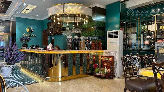 Cho thuê mặt bằng góc 2mt 456 võ văn kiệt, quận 1, dt 15x30m, 1 trệt, 1 lầu, dtsd 900m2