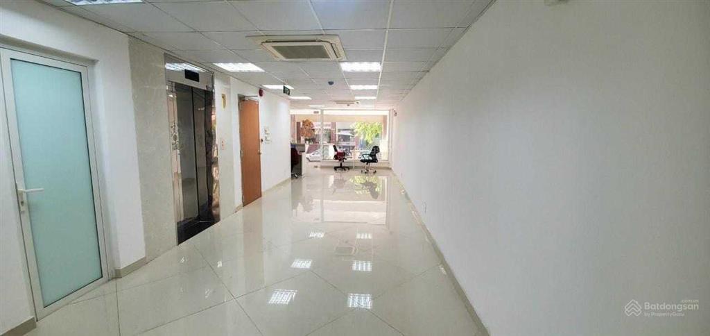 Cho thuê nhà góc 2 mặt tiền đường đường 3/2, quận 10, dt 12x25m, 1 trệt 2 lầu, dtsd 900m2