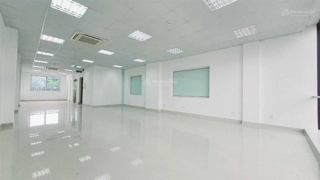 Cho thuê nhà góc 2 mặt tiền đường đường 3/2, quận 10, dt 12x25m, 1 trệt 2 lầu, dtsd 900m2
