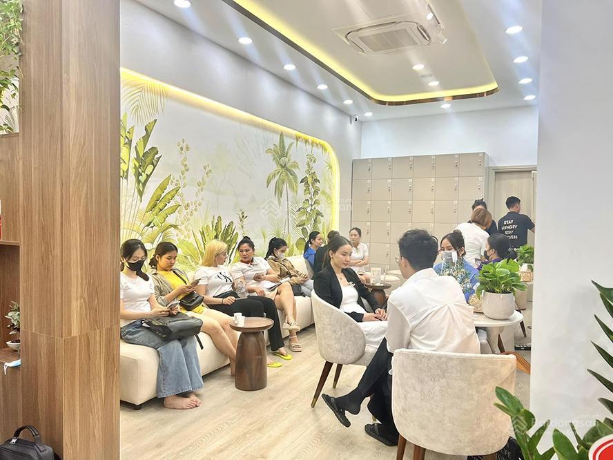 Cho thuê tòa nhà đẹp trần hưng đạo, quận 1. dt 8x20m. trệt 4 lầu