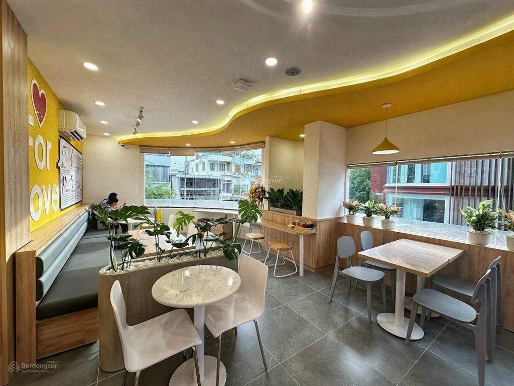 Cho thuê tòa nhà góc 2mt đường sư vạn hạnh, quận 10. dt 8x15m, trệt 4 lầu st
