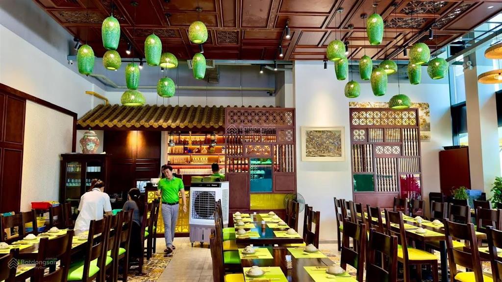 Cho thuê nhà mặt tiền nguyễn thị thập, quận 7. dt 8x25m, 1 trệt