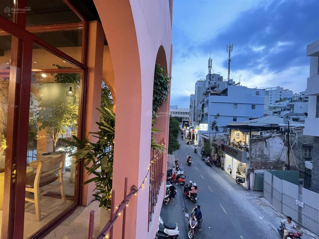 Cho thuê nhà góc 2mt đường điện biên phủ, quận 3, dt 12x25m, 1 trệt, 2 lầu, dtsd 900m2