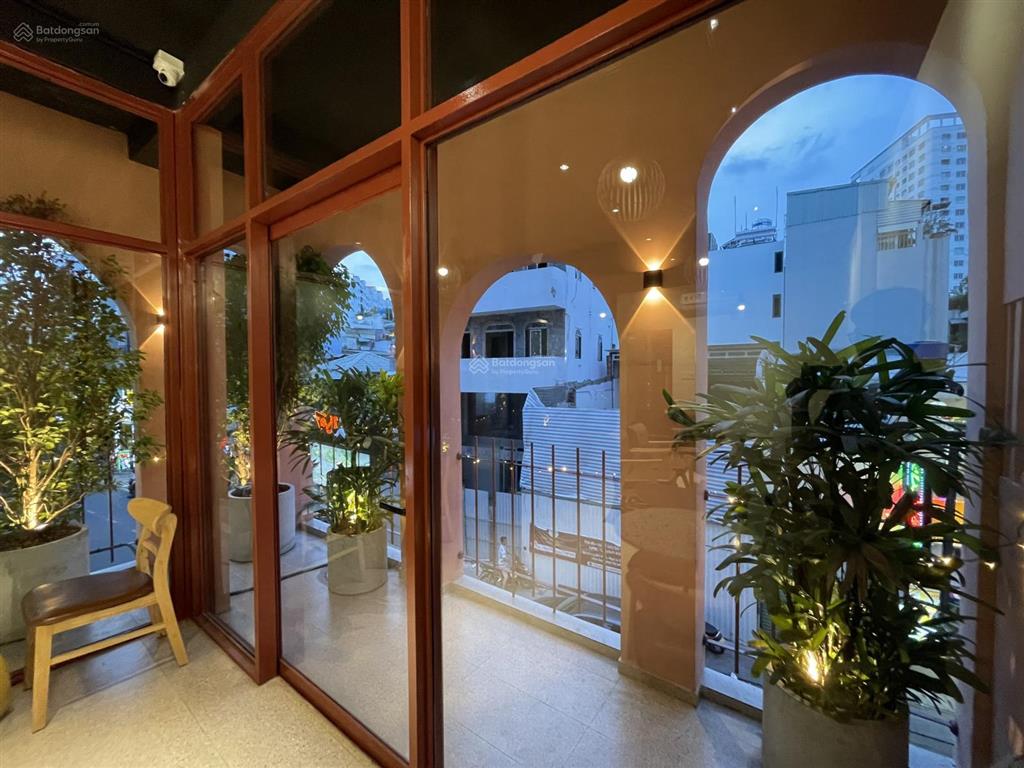 Cho thuê nhà góc 2mt đường điện biên phủ, quận 3, dt 12x25m, 1 trệt, 2 lầu, dtsd 900m2
