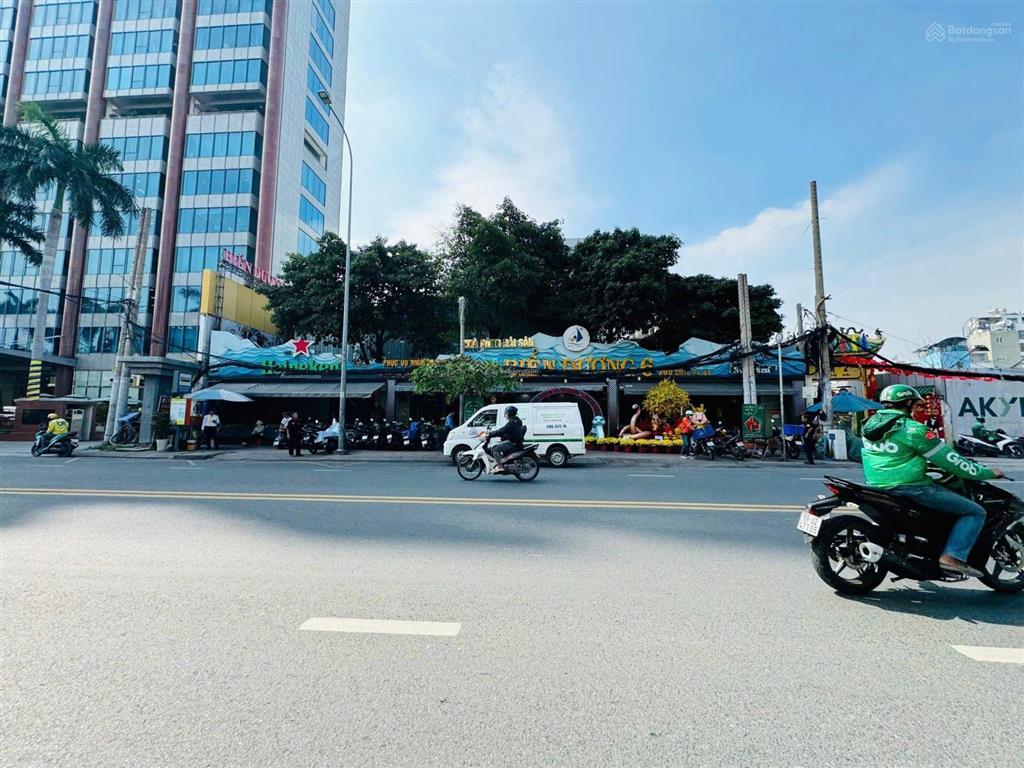 Cho thuê mặt tiền cách mạng tháng tám, phưởng 4, quận 3. dt 30x35m. trệt  lầu  sân thượng