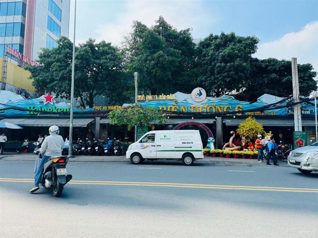 Cho thuê mặt tiền cách mạng tháng tám, phưởng 4, quận 3. dt 30x35m. trệt  lầu  sân thượng