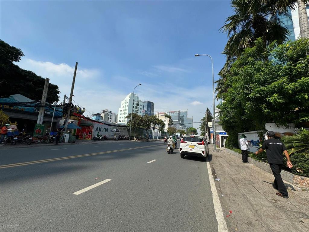 Cho thuê mặt tiền cách mạng tháng tám, phưởng 4, quận 3. dt 30x35m. trệt  lầu  sân thượng